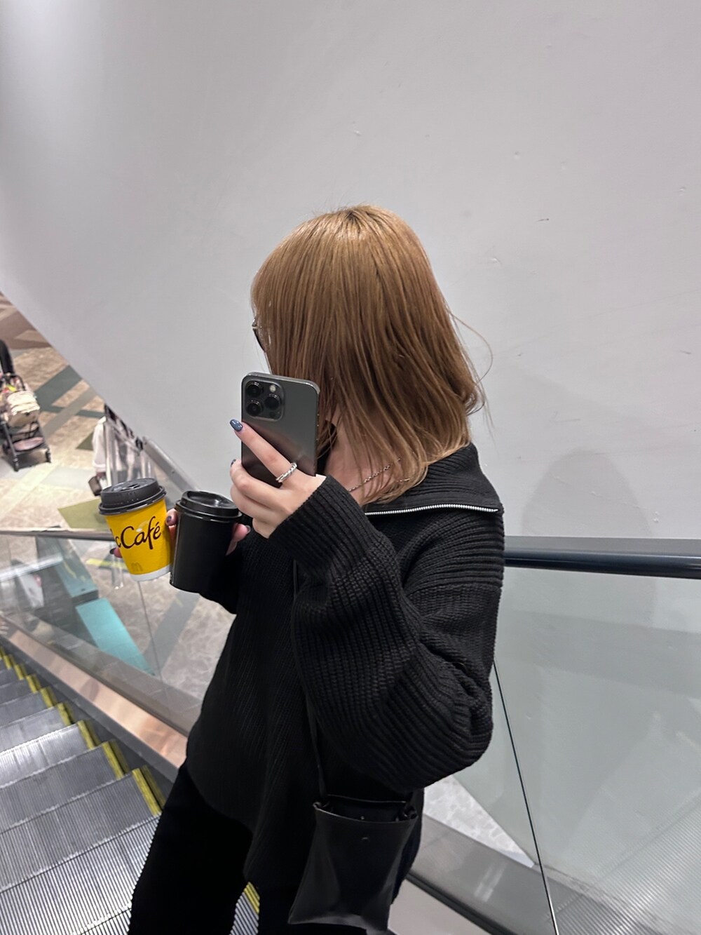 ブラック系のニット/セーター、ブラック系のその他パンツ、ブラック系のキャミソールを着用したレディースの冬コーディネートの3枚目の写真