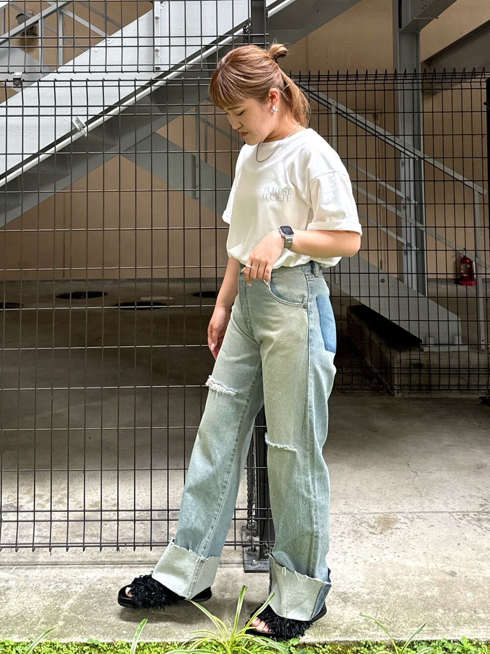 ホワイト系のTシャツ/カットソー、ブルー系のデニムパンツ、ブラック系のサンダルを着用したレディースの夏コーディネートの3枚目の写真