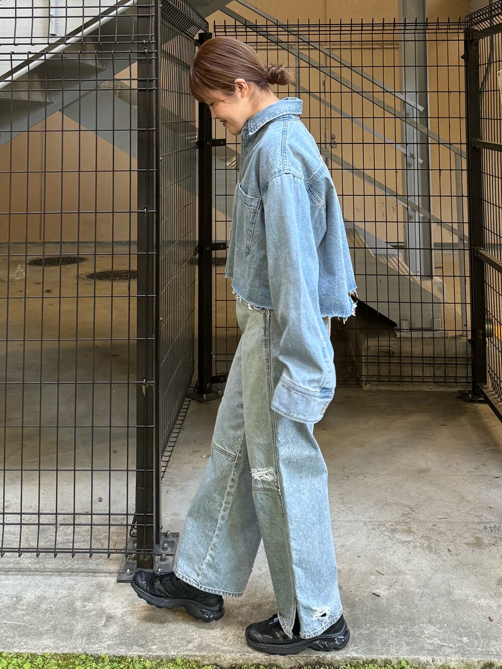 ブルー系のシャツ/ブラウス、ブルー系のデニムパンツを着用したレディースの冬コーディネートの2枚目の写真