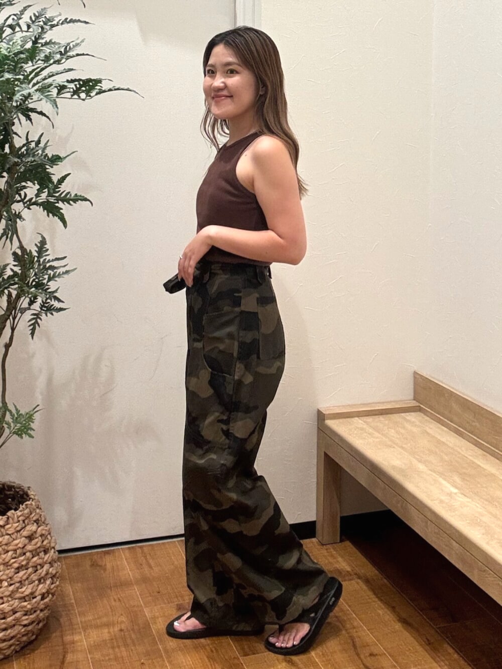 ブラウン系のタンクトップ、その他のその他パンツを着用したレディースの夏コーディネートの2枚目の写真