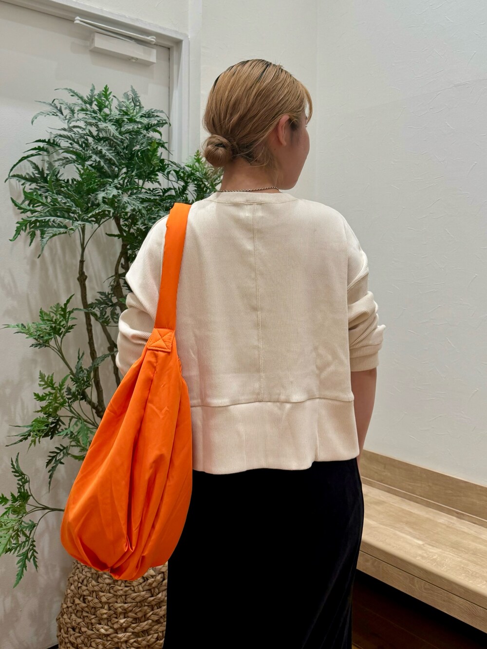 ホワイト系のTシャツ/カットソー、ブラック系のスカートを着用したレディースの秋コーディネートの6枚目の写真