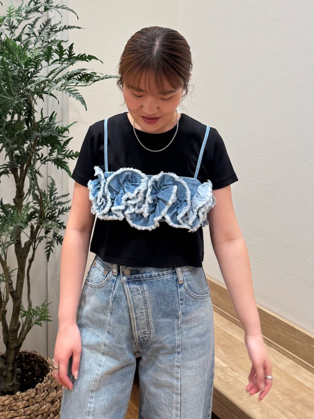 ブラック系のTシャツ/カットソー、ブルー系のキャミソール、ブルー系のデニムパンツを着用したレディースの春コーディネートの4枚目の写真
