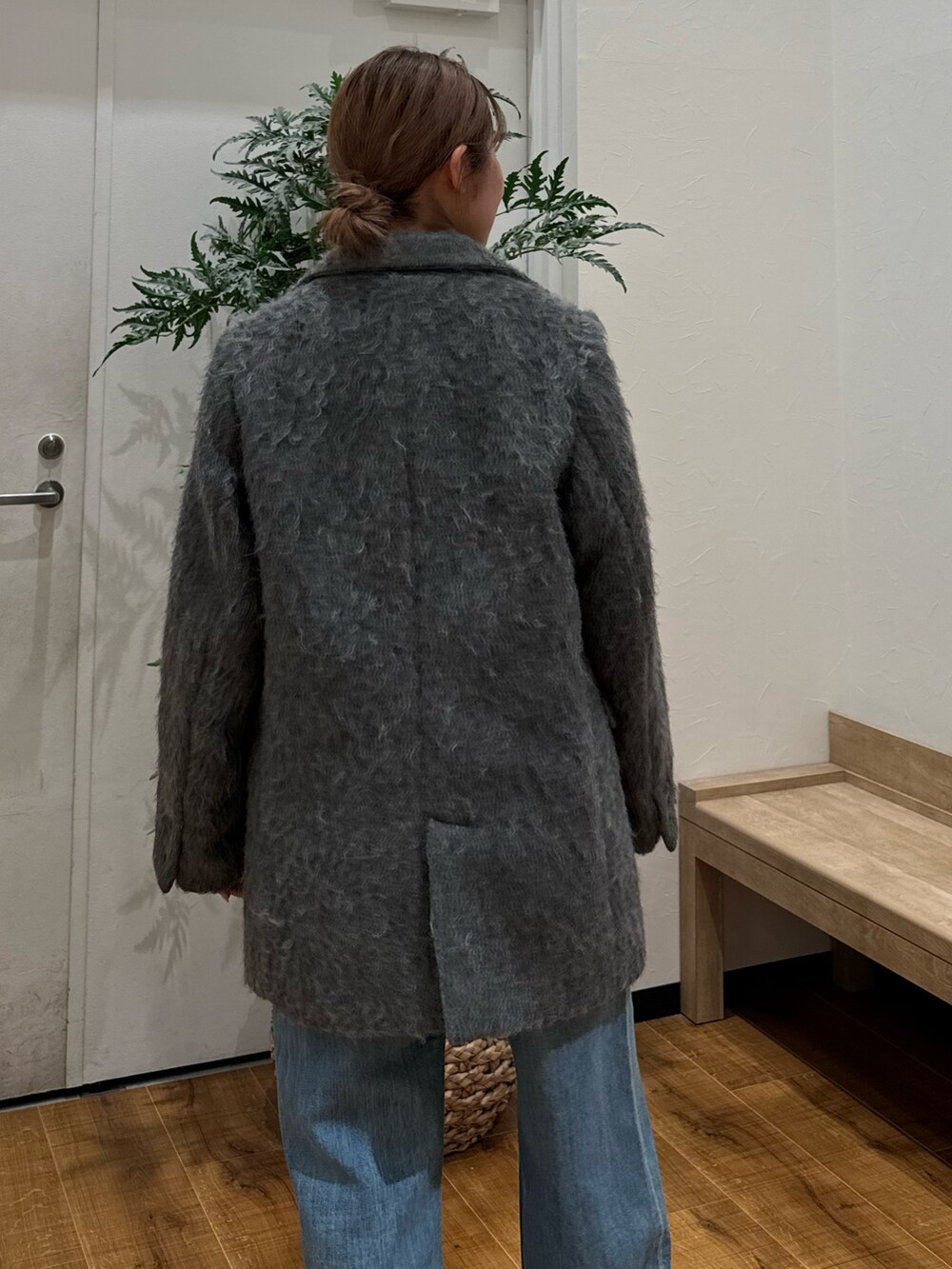 グレー系のテーラードジャケット、ブルー系のデニムパンツ、ホワイト系のニット/セーターを着用したレディースの秋コーディネートの6枚目の写真