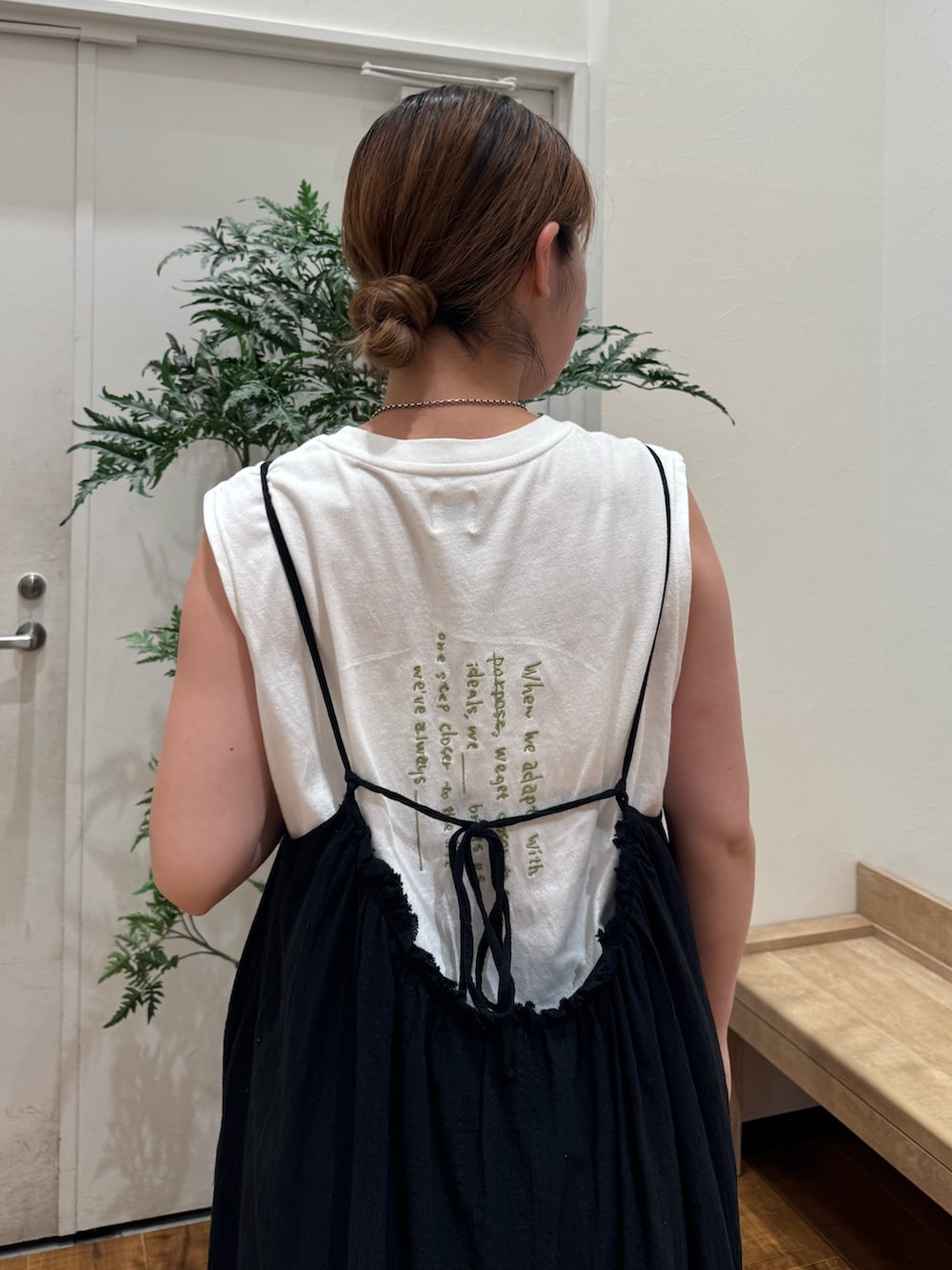 ブラック系のワンピース、ホワイト系のタンクトップ、シルバー系のサンダルを着用したレディースの夏コーディネートの6枚目の写真