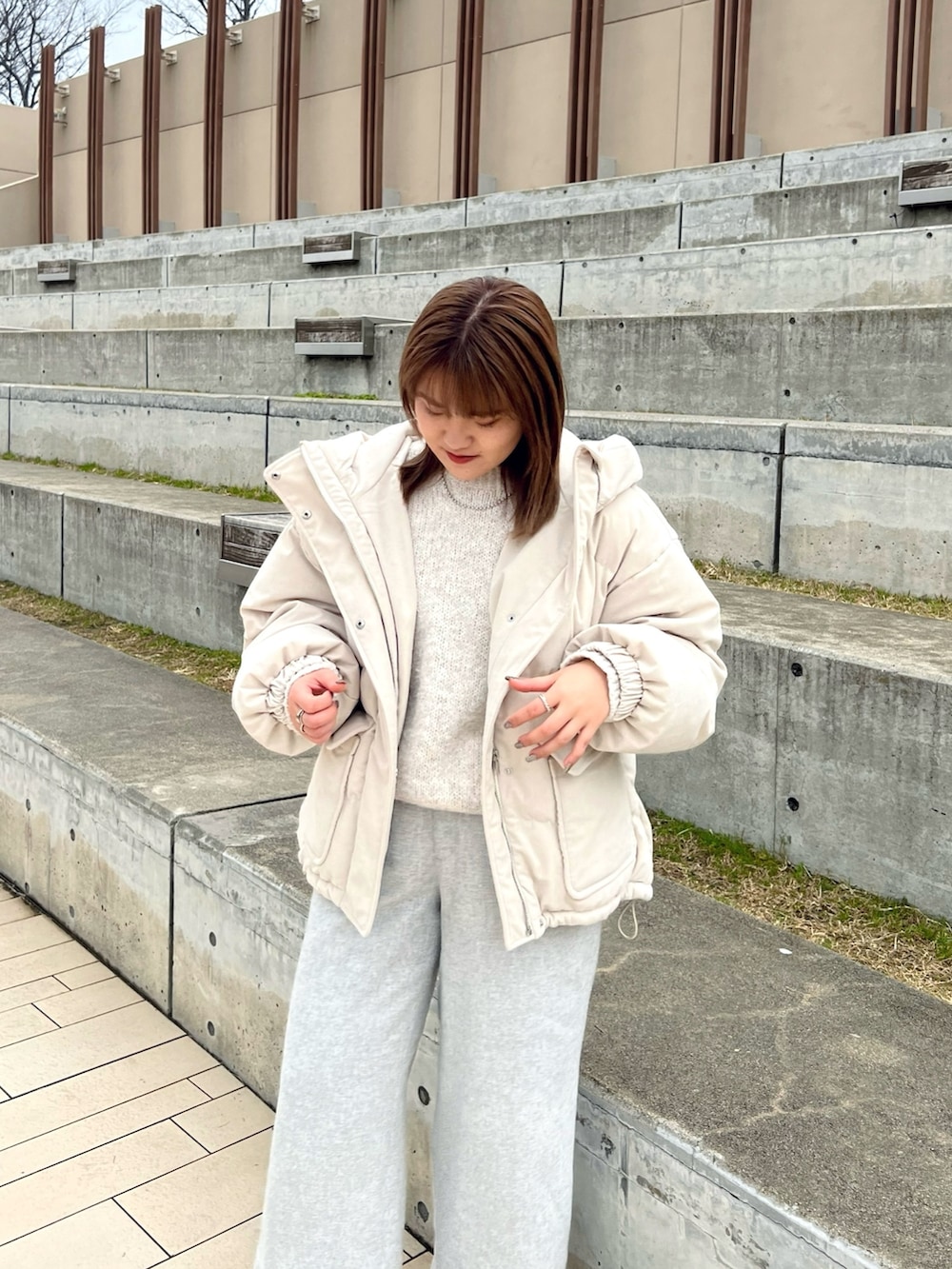 ホワイト系のブルゾン、ホワイト系のニット/セーター、グレー系のその他パンツを着用したレディースの冬コーディネートの3枚目の写真