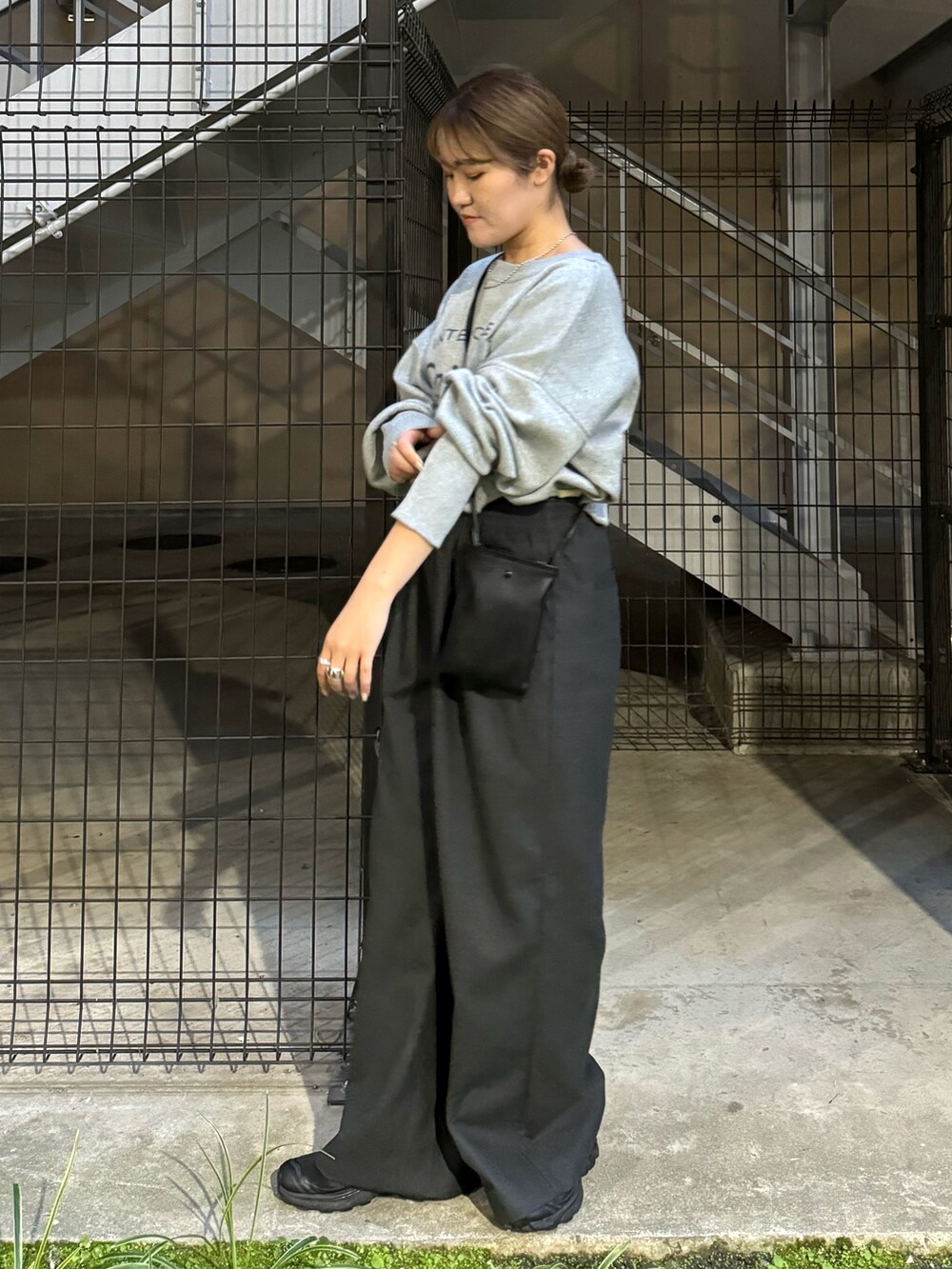 グレー系のニット/セーター、グレー系のその他パンツを着用したレディースの秋コーディネートの2枚目の写真