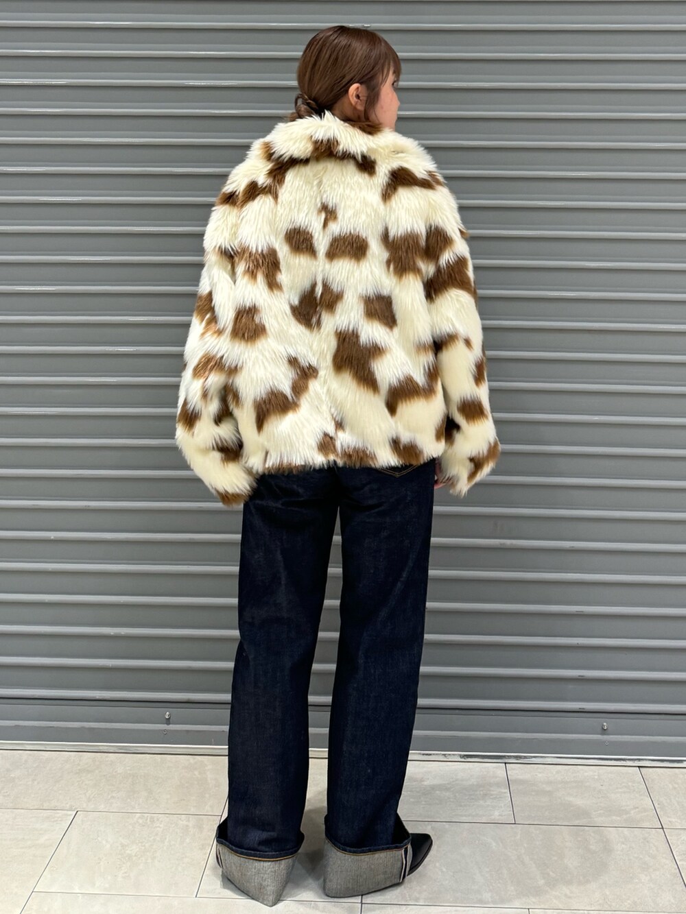 その他のその他アウター、ブラック系のニット/セーター、ブルー系のデニムパンツを着用したレディースの冬コーディネートの3枚目の写真