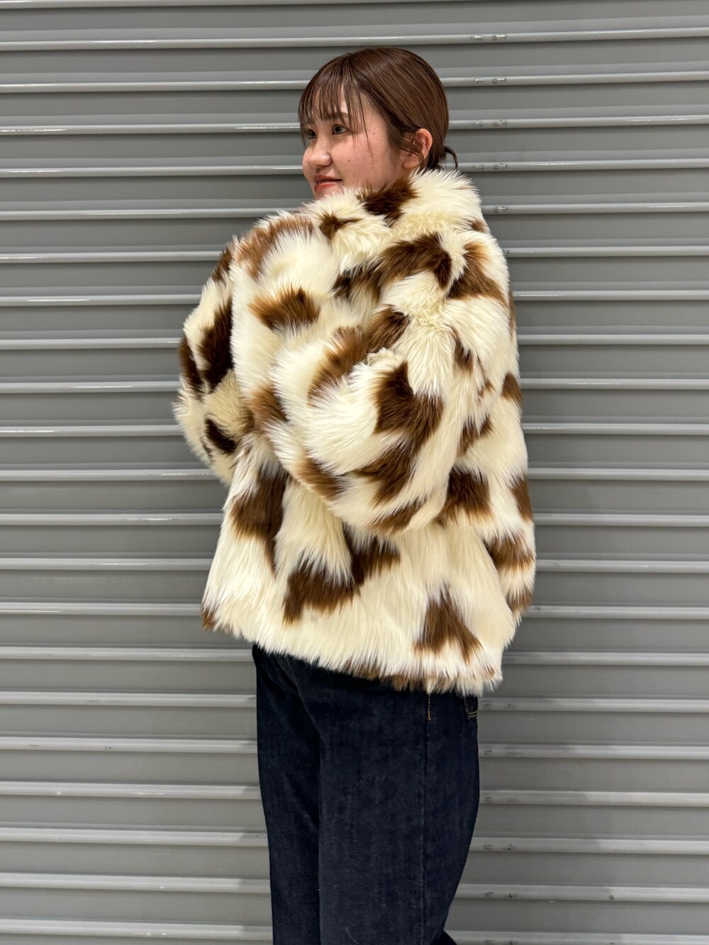 その他のその他アウター、ブラック系のニット/セーター、ブルー系のデニムパンツを着用したレディースの冬コーディネートの5枚目の写真