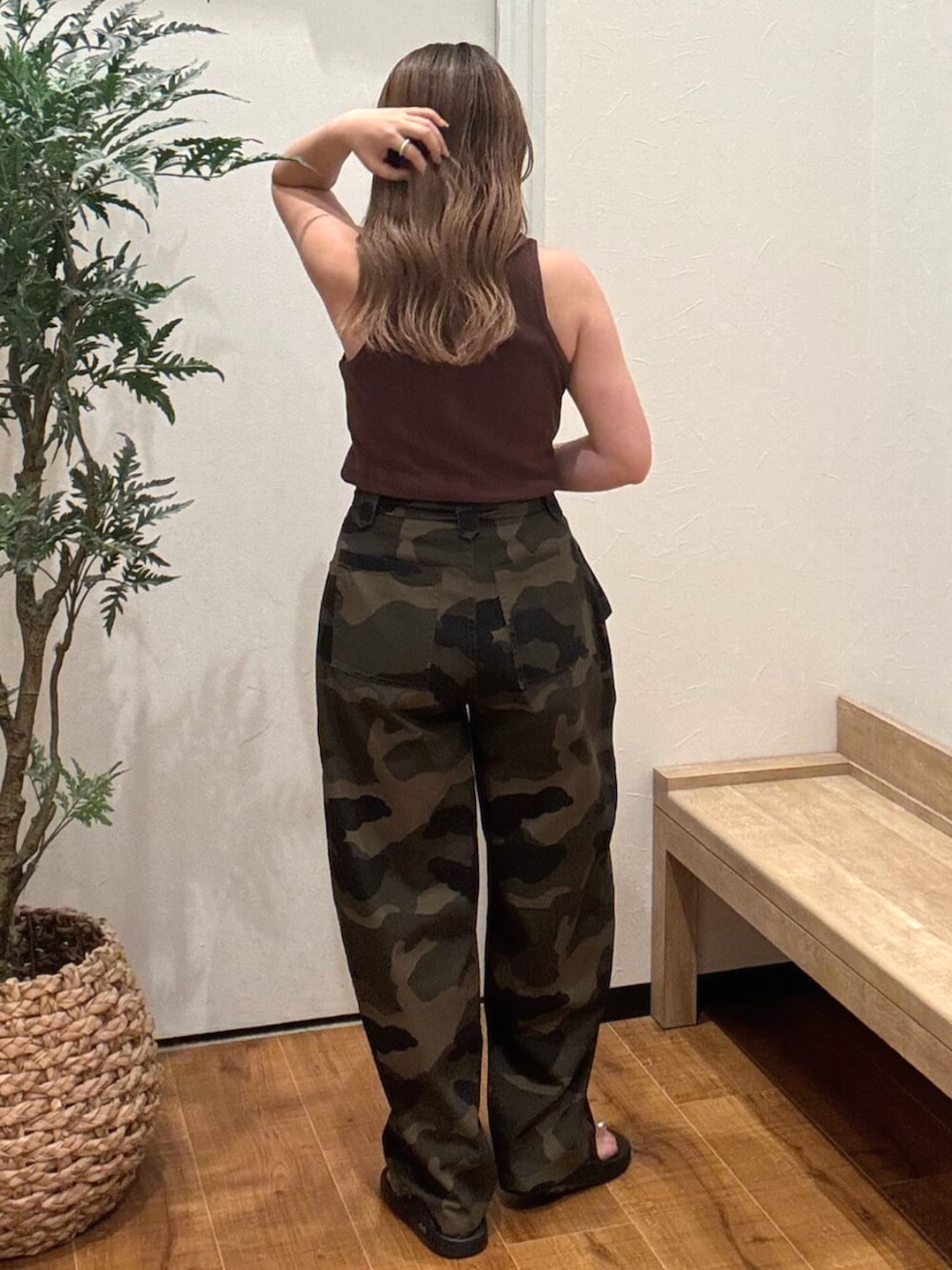 ブラウン系のタンクトップ、その他のその他パンツを着用したレディースの夏コーディネートの3枚目の写真