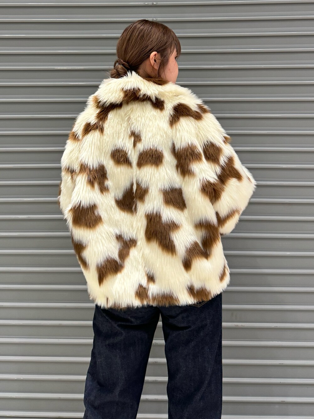 その他のその他アウター、ブラック系のニット/セーター、ブルー系のデニムパンツを着用したレディースの冬コーディネートの6枚目の写真