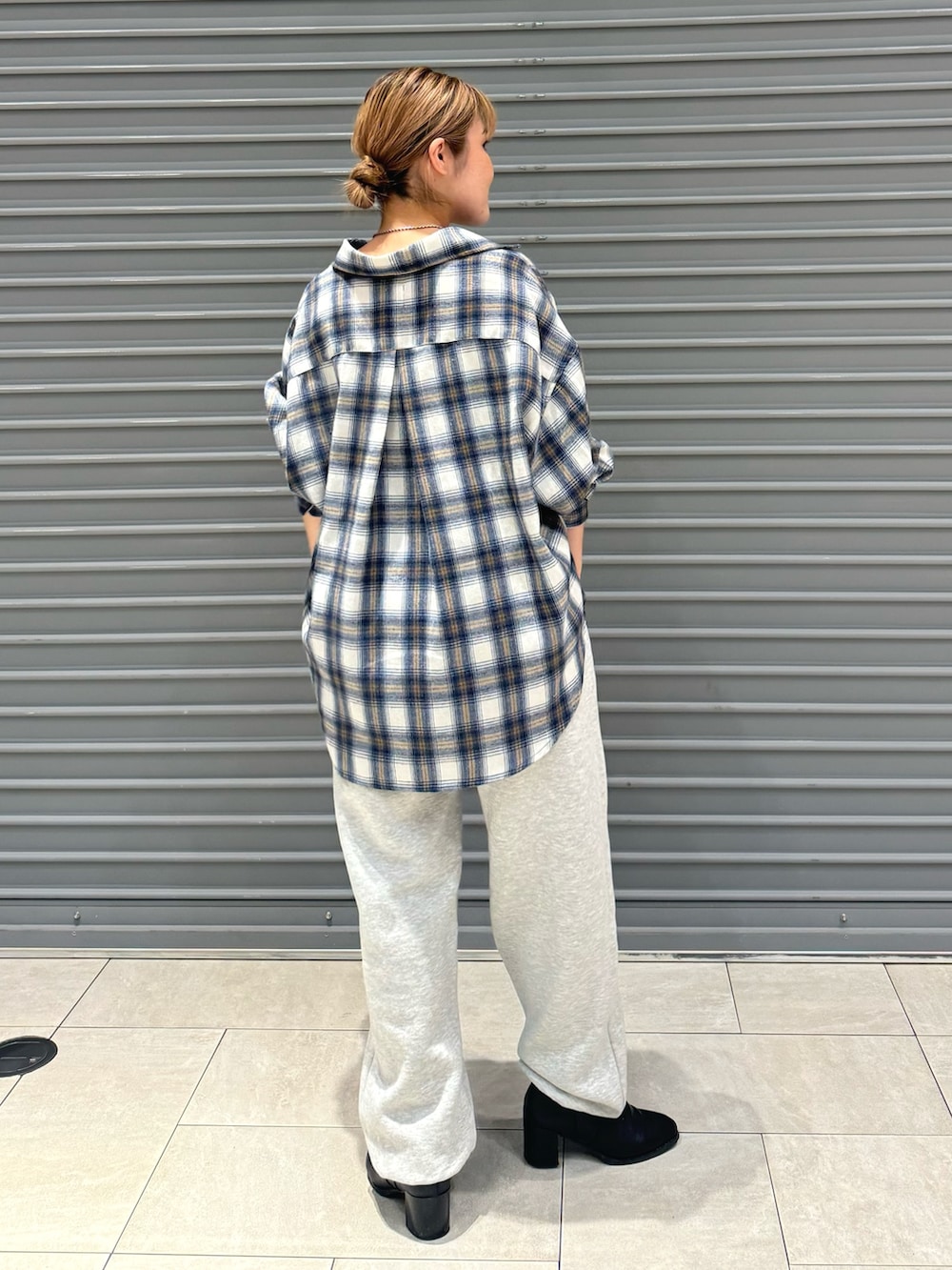 ホワイト系のシャツ/ブラウス、グレー系のスウェットパンツを着用したレディースの秋コーディネートの3枚目の写真