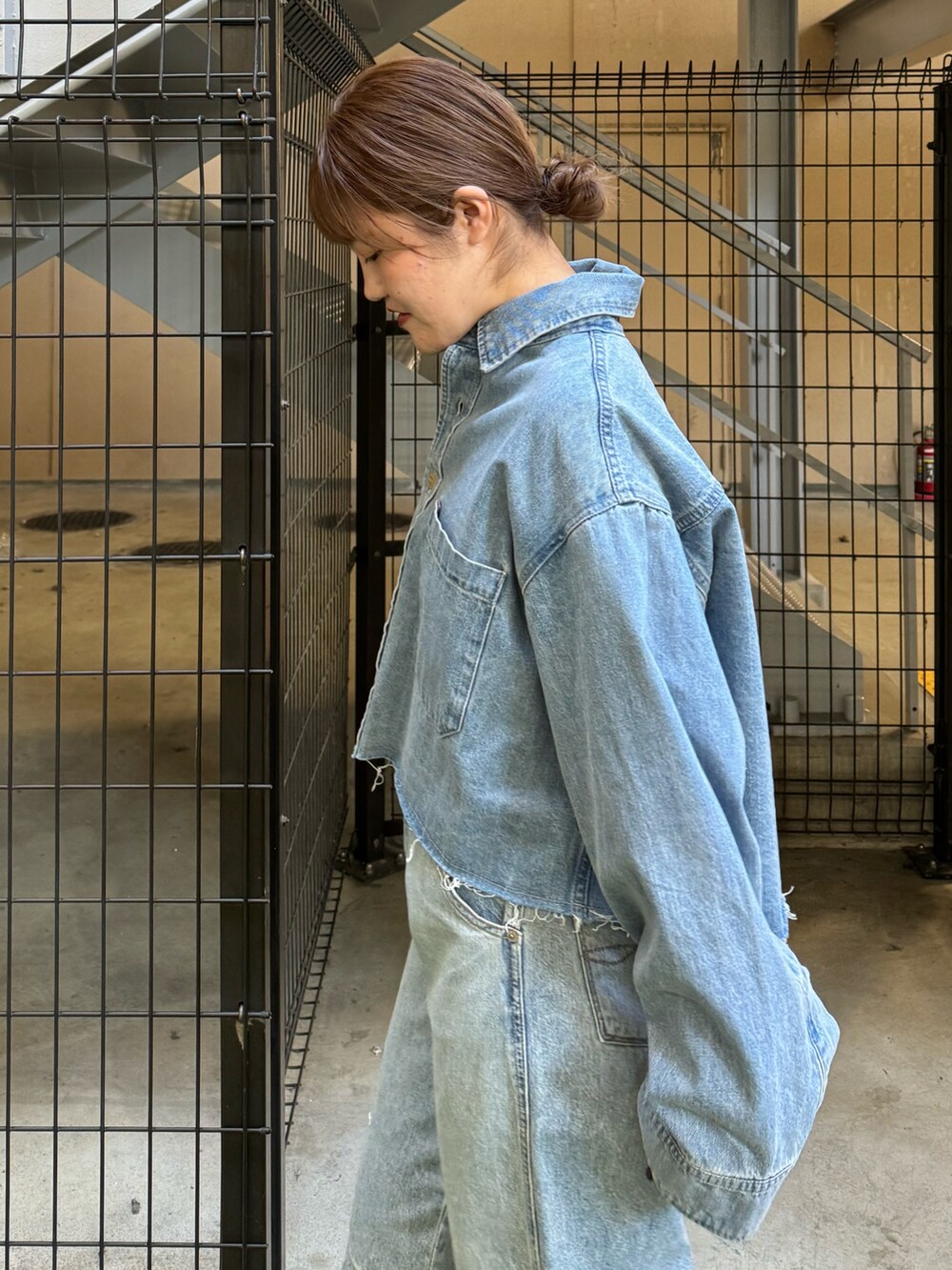 ブルー系のシャツ/ブラウス、ブルー系のデニムパンツを着用したレディースの冬コーディネートの5枚目の写真