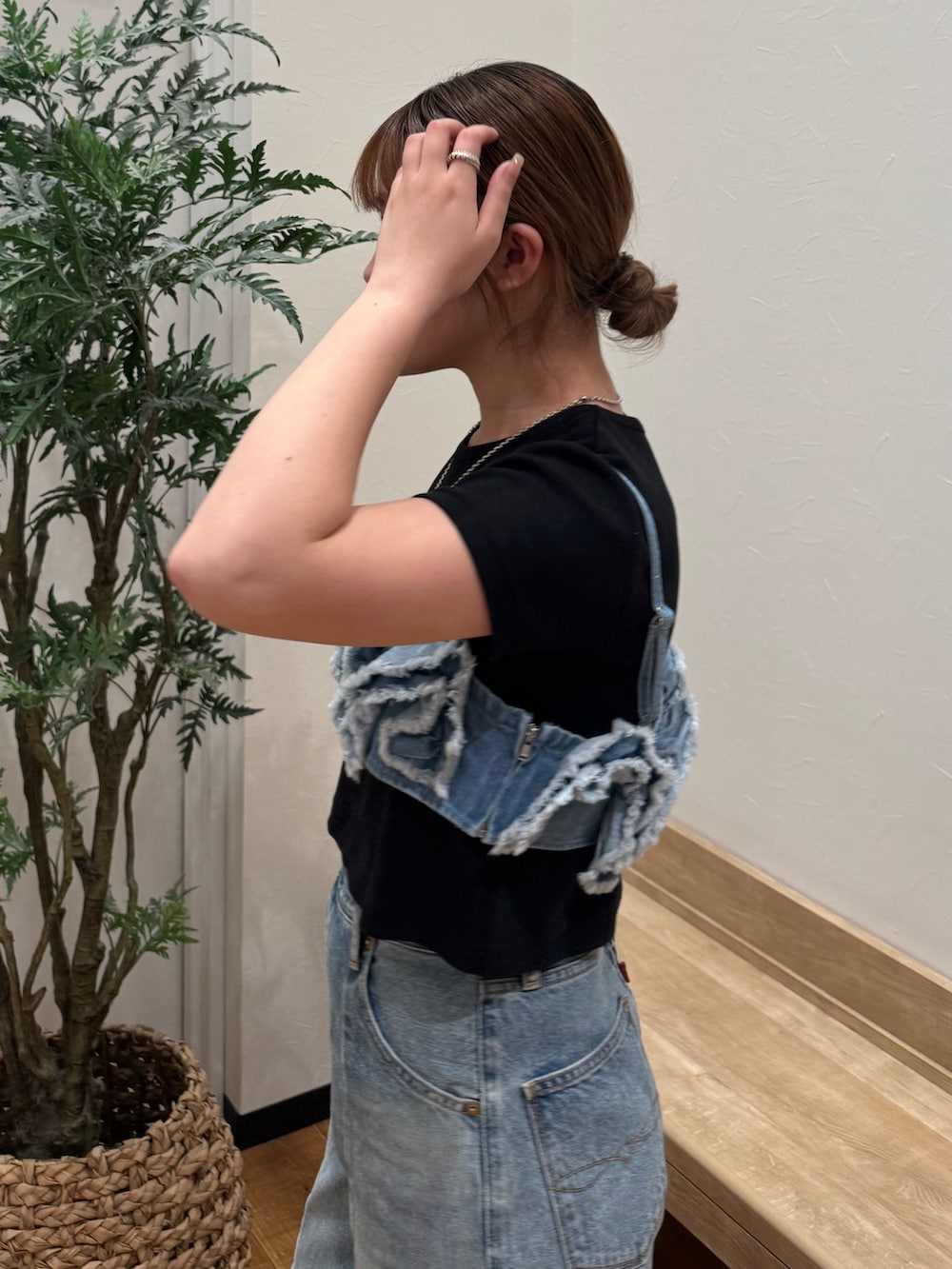 ブラック系のTシャツ/カットソー、ブルー系のキャミソール、ブルー系のデニムパンツを着用したレディースの春コーディネートの5枚目の写真