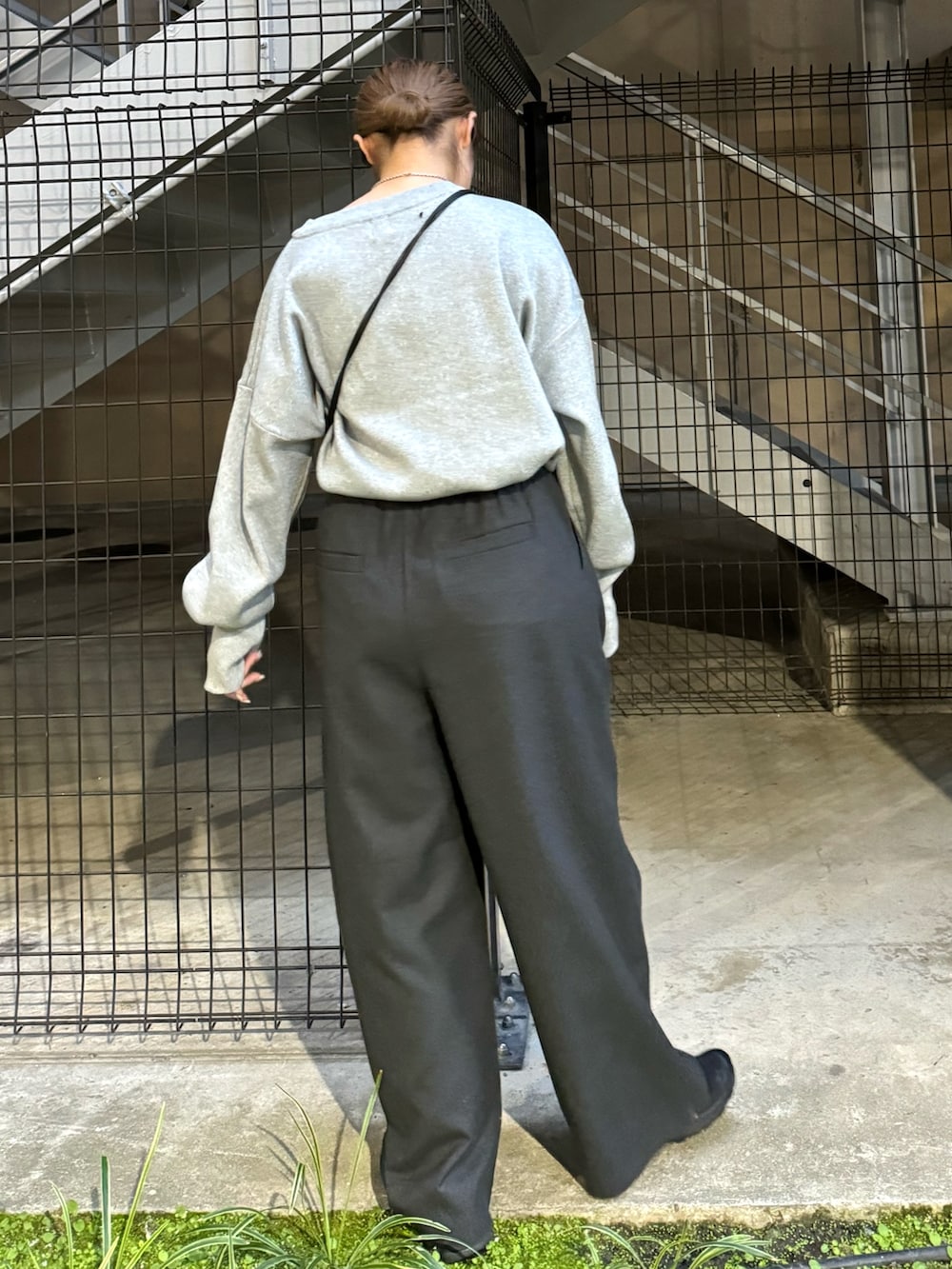 グレー系のニット/セーター、グレー系のその他パンツを着用したレディースの秋コーディネートの3枚目の写真