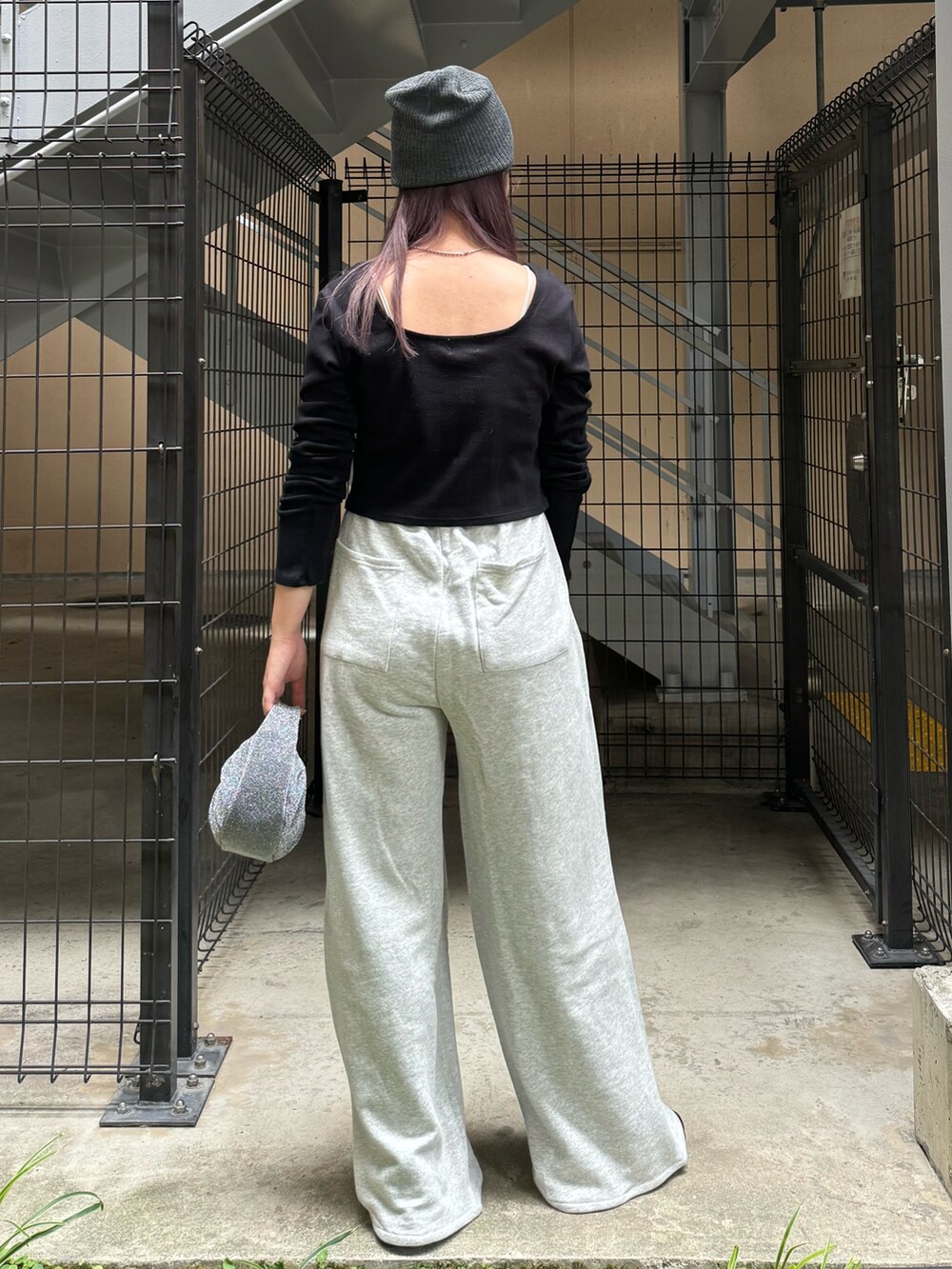 ブラック系のTシャツ/カットソー、グレー系のスウェットパンツ、ブラック系のハンドバッグを着用したレディースの秋コーディネートの3枚目の写真