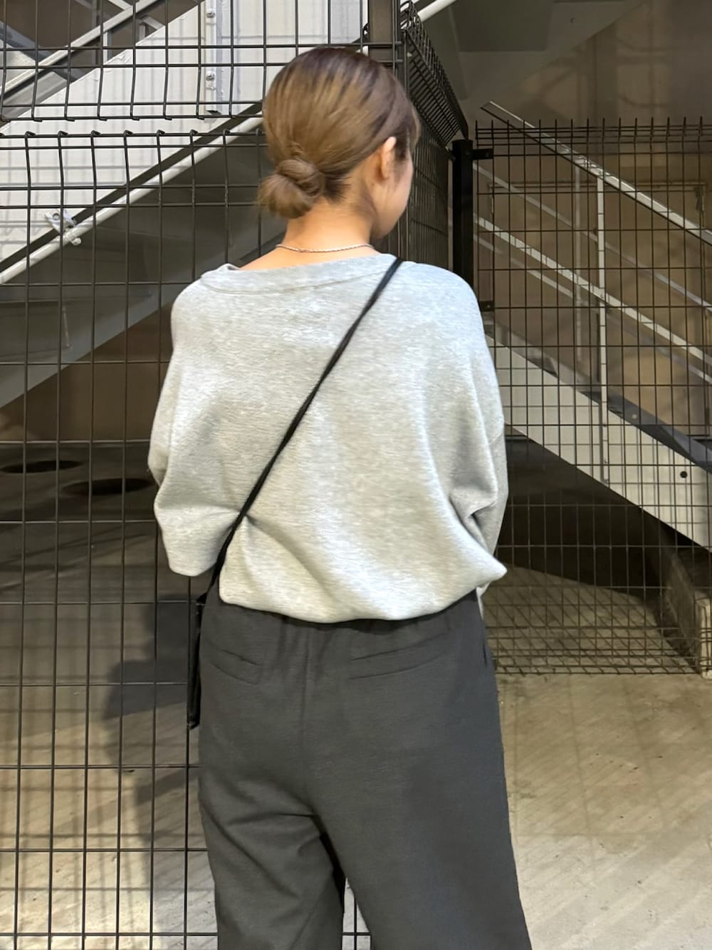 グレー系のニット/セーター、グレー系のその他パンツを着用したレディースの秋コーディネートの6枚目の写真