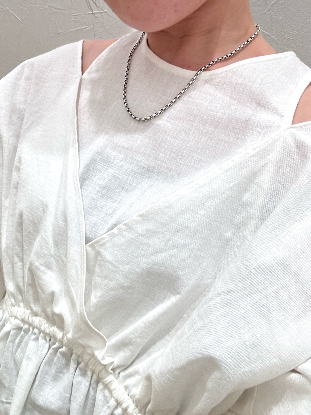 ホワイト系のシャツ/ブラウス、ブルー系のデニムパンツを着用したレディースの春コーディネートの3枚目の写真