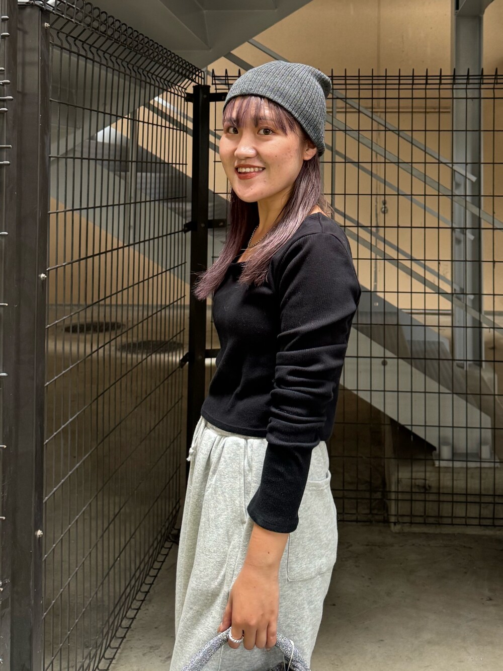 ブラック系のTシャツ/カットソー、グレー系のスウェットパンツ、ブラック系のハンドバッグを着用したレディースの秋コーディネートの5枚目の写真