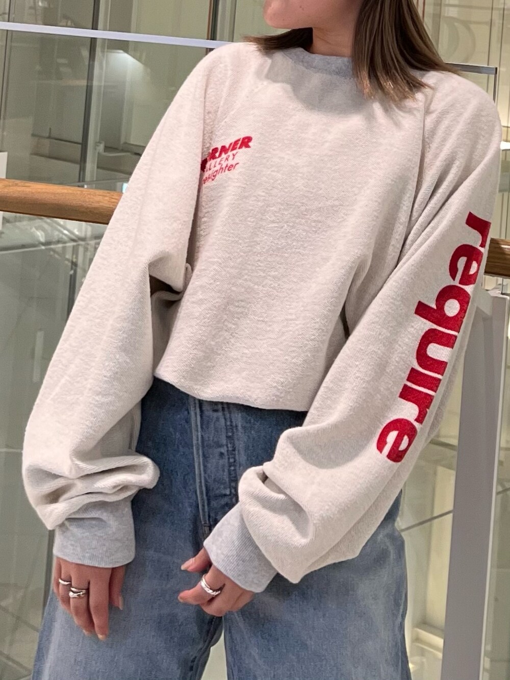 ブルー系のデニムパンツ、グレー系のスウェット、ブラック系のニットキャップ/ビーニーを着用したレディースの秋コーディネートの4枚目の写真