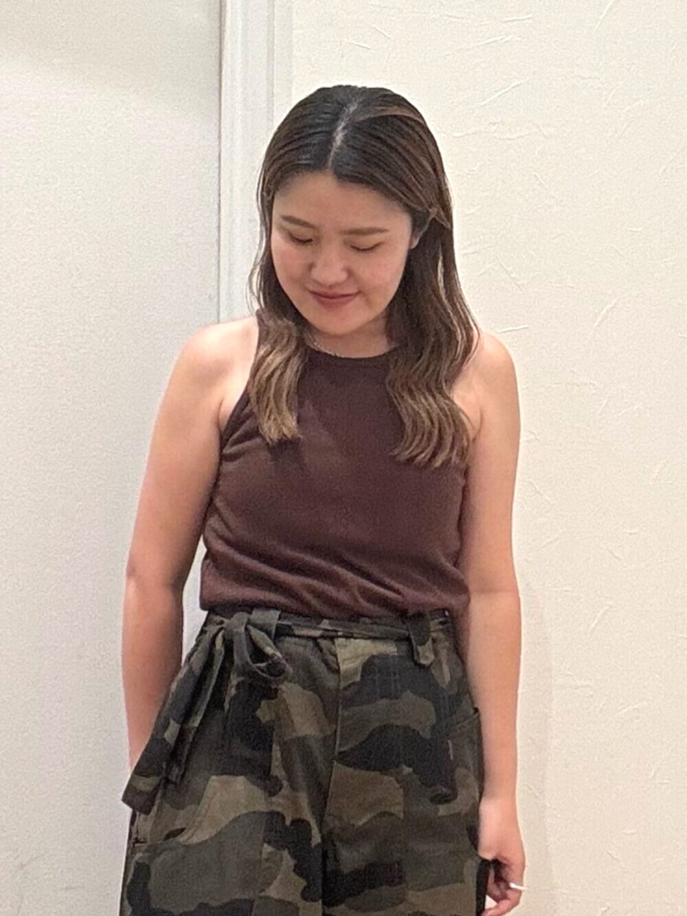 ブラウン系のタンクトップ、その他のその他パンツを着用したレディースの夏コーディネートの4枚目の写真