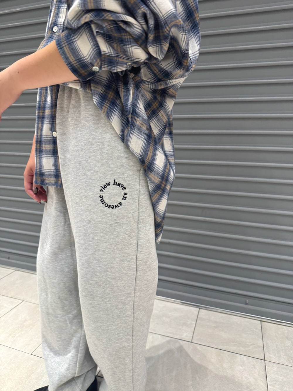 ホワイト系のシャツ/ブラウス、グレー系のスウェットパンツを着用したレディースの秋コーディネートの7枚目の写真