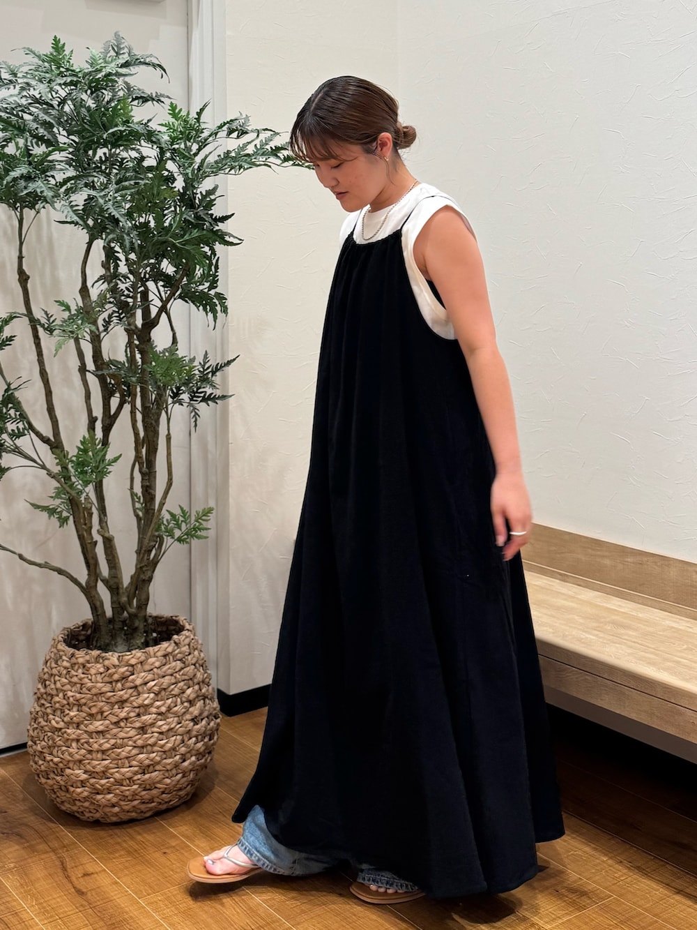 ブラック系のワンピース、ホワイト系のタンクトップ、シルバー系のサンダルを着用したレディースの夏コーディネートの2枚目の写真