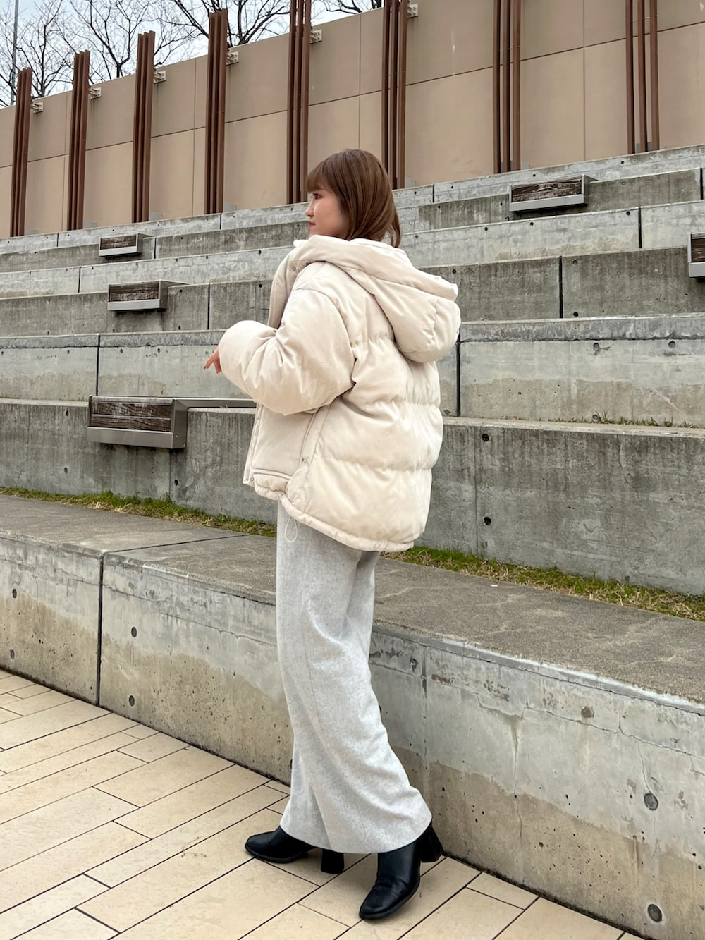 ホワイト系のブルゾン、ホワイト系のニット/セーター、グレー系のその他パンツを着用したレディースの冬コーディネートの2枚目の写真