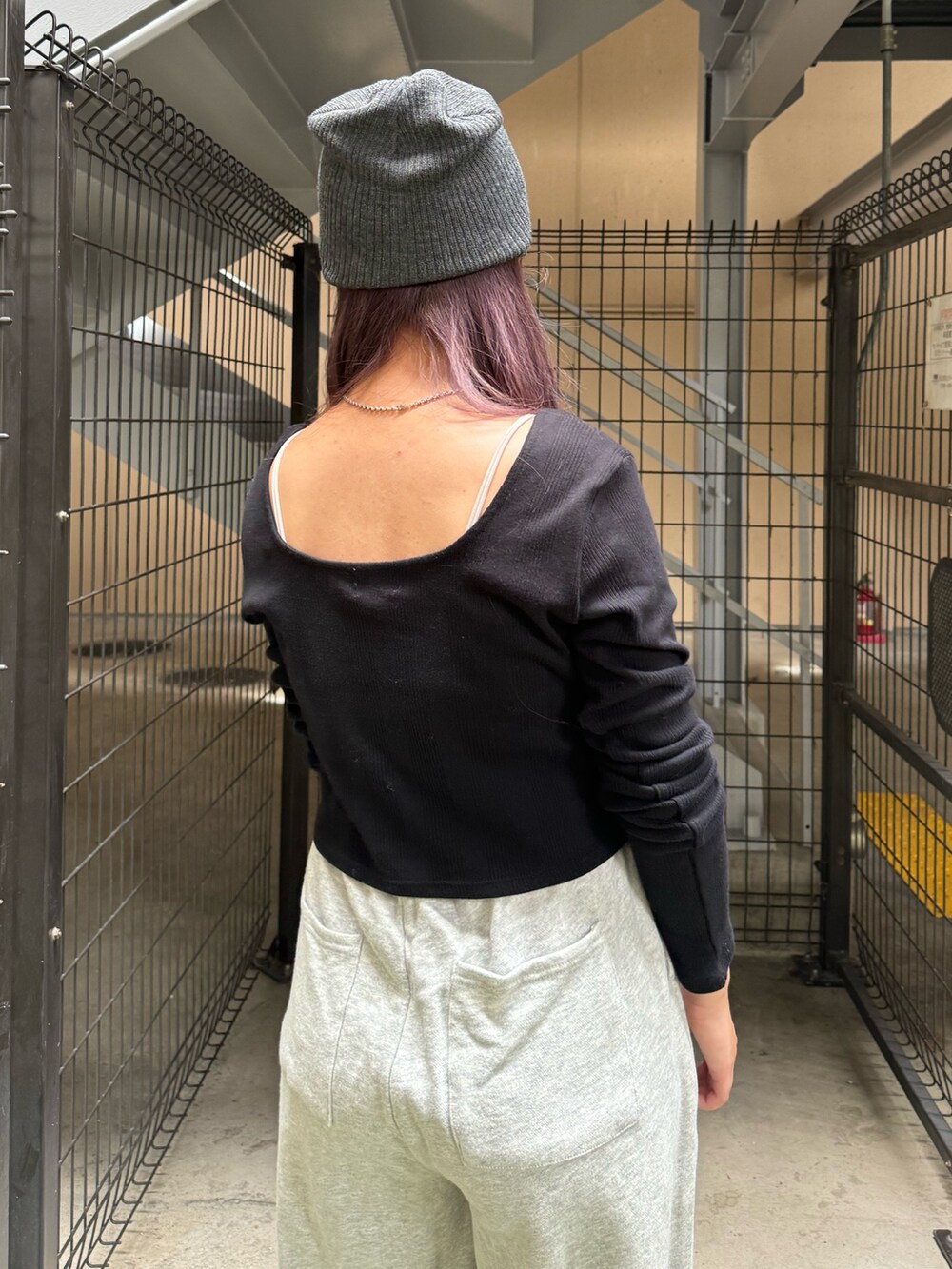 ブラック系のTシャツ/カットソー、グレー系のスウェットパンツ、ブラック系のハンドバッグを着用したレディースの秋コーディネートの6枚目の写真