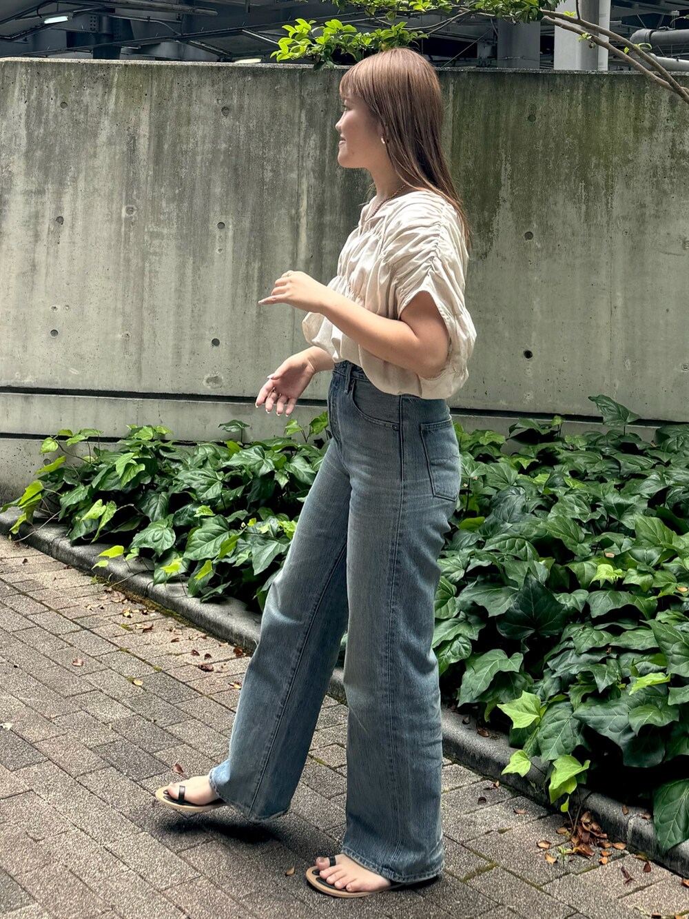 ホワイト系のシャツ/ブラウス、ブルー系のデニムパンツ、ブラック系のサンダルを着用したレディースの夏コーディネートの2枚目の写真