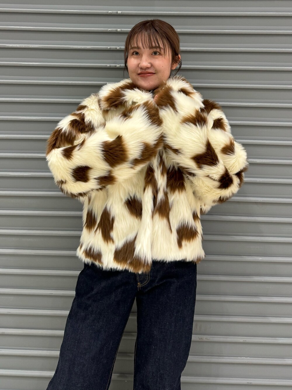 その他のその他アウター、ブラック系のニット/セーター、ブルー系のデニムパンツを着用したレディースの冬コーディネートの4枚目の写真