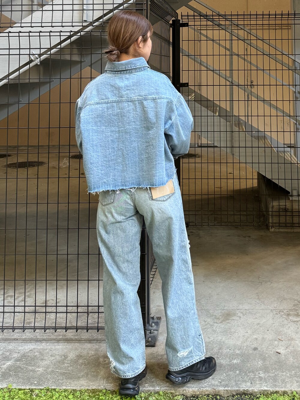 ブルー系のシャツ/ブラウス、ブルー系のデニムパンツを着用したレディースの冬コーディネートの3枚目の写真