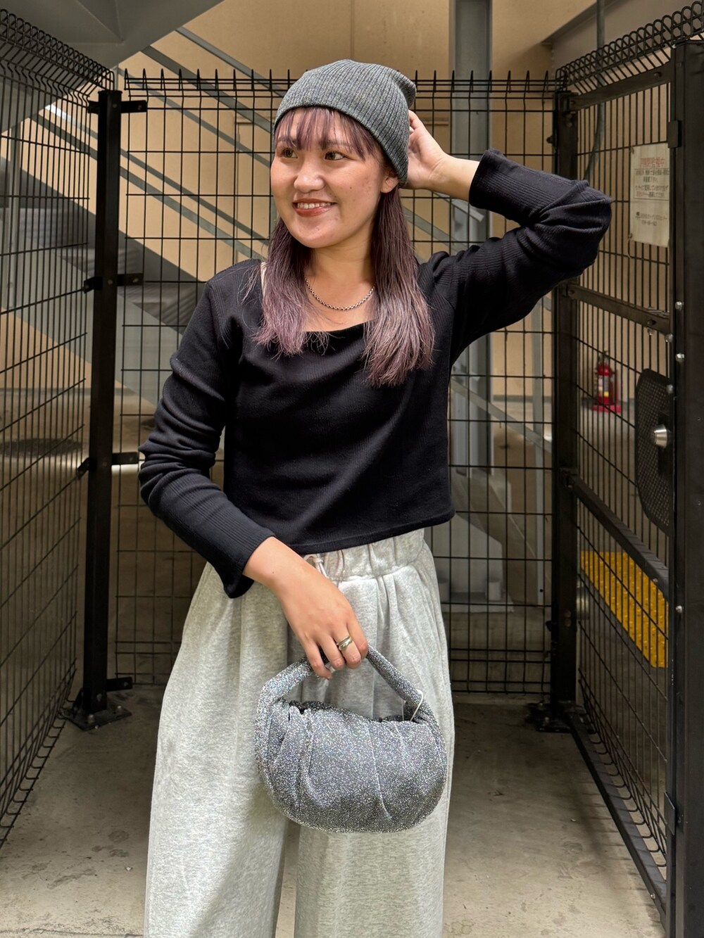 ブラック系のTシャツ/カットソー、グレー系のスウェットパンツ、ブラック系のハンドバッグを着用したレディースの秋コーディネートの4枚目の写真