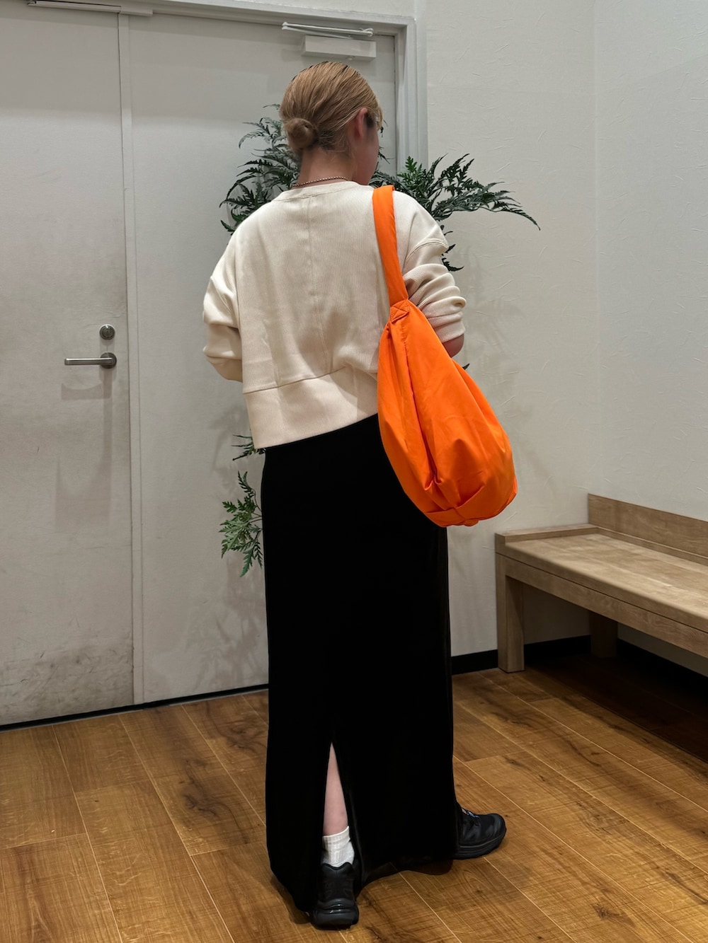 ホワイト系のTシャツ/カットソー、ブラック系のスカートを着用したレディースの秋コーディネートの3枚目の写真