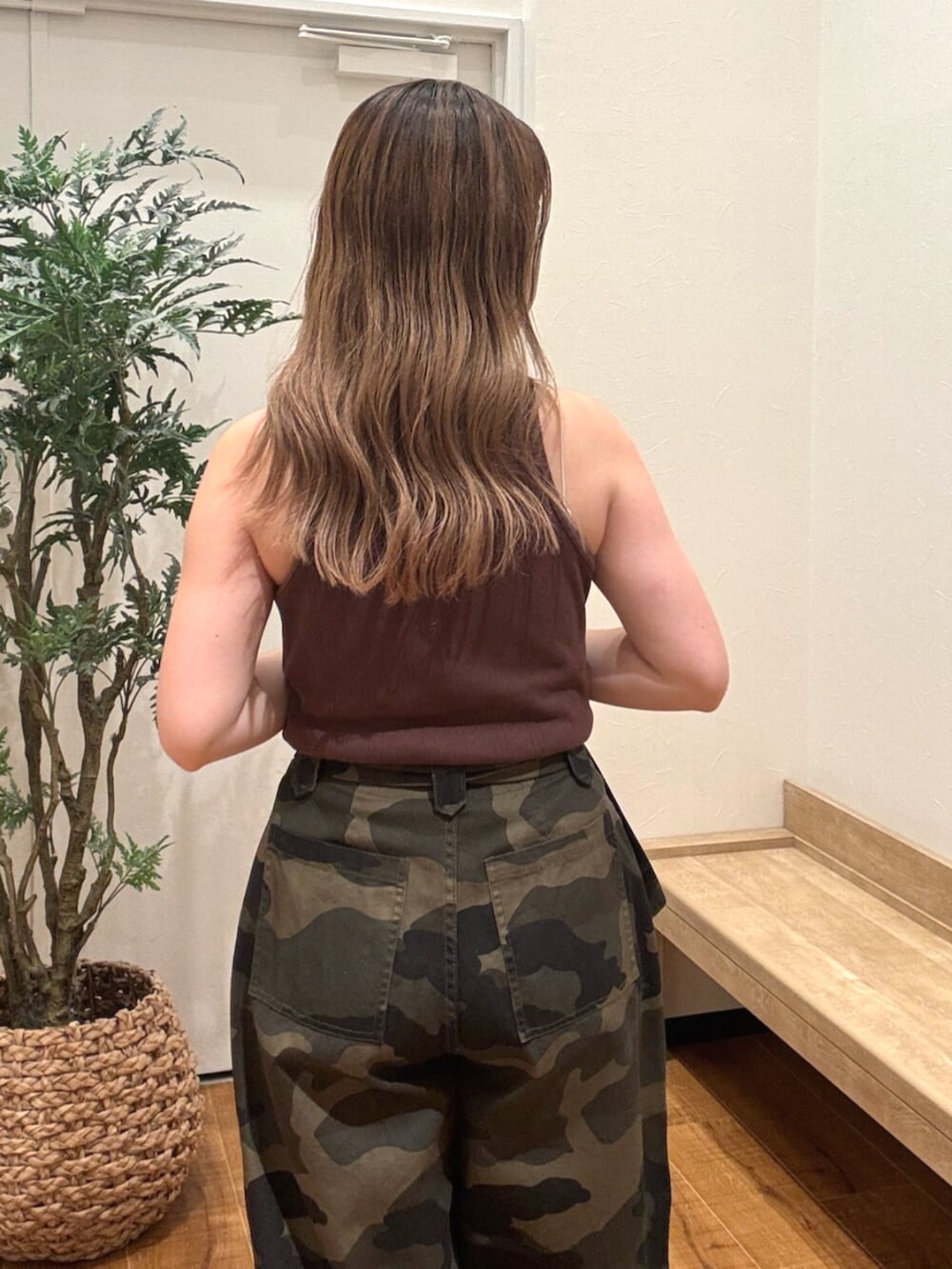 ブラウン系のタンクトップ、その他のその他パンツを着用したレディースの夏コーディネートの6枚目の写真