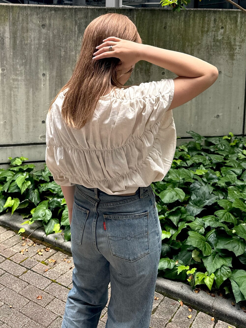 ホワイト系のシャツ/ブラウス、ブルー系のデニムパンツ、ブラック系のサンダルを着用したレディースの夏コーディネートの5枚目の写真