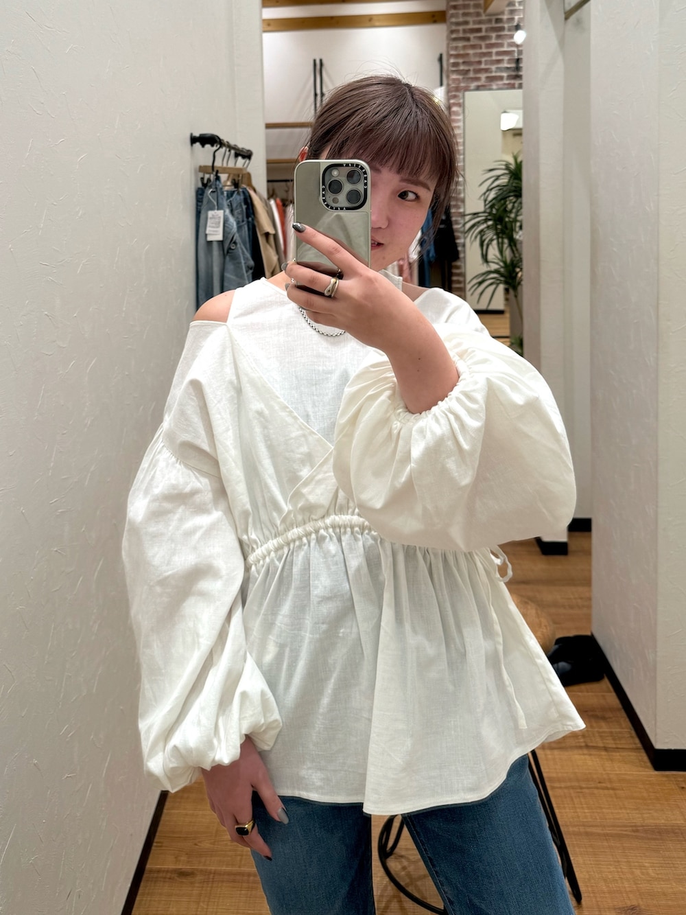 ホワイト系のシャツ/ブラウス、ブルー系のデニムパンツを着用したレディースの春コーディネートの2枚目の写真