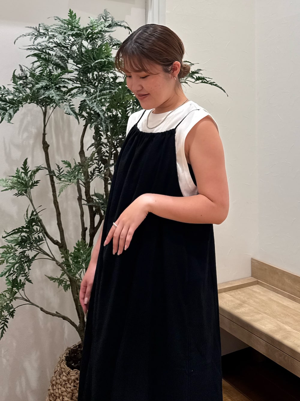 ブラック系のワンピース、ホワイト系のタンクトップ、シルバー系のサンダルを着用したレディースの夏コーディネートの5枚目の写真