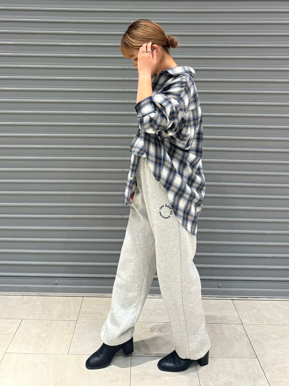 ホワイト系のシャツ/ブラウス、グレー系のスウェットパンツを着用したレディースの秋コーディネートの2枚目の写真