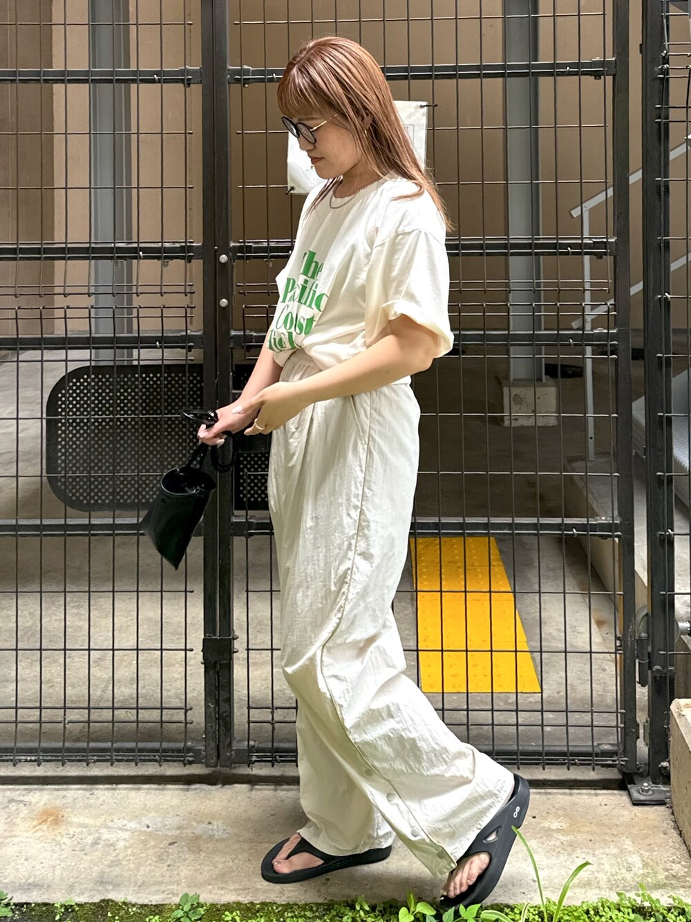 ホワイト系のTシャツ/カットソー、ホワイト系のその他パンツを着用したレディースの夏コーディネートの3枚目の写真