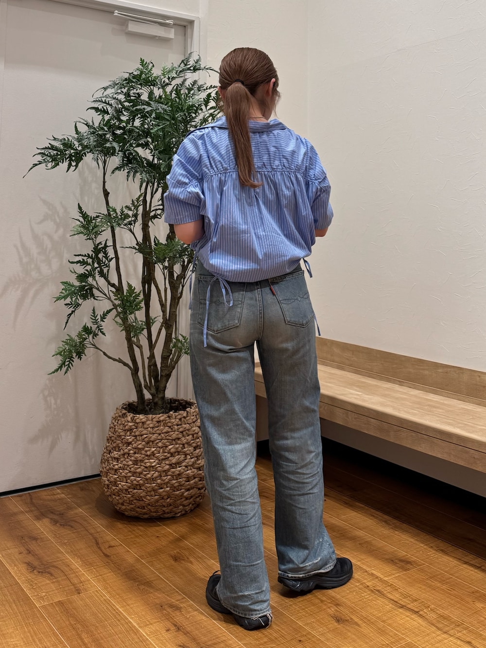ブルー系のシャツ/ブラウス、ブルー系のデニムパンツを着用したレディースの春コーディネートの3枚目の写真