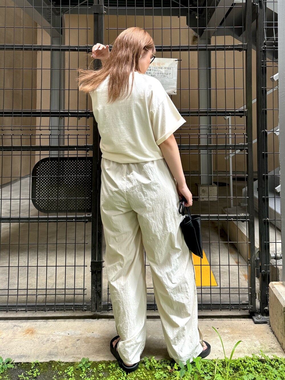 ホワイト系のTシャツ/カットソー、ホワイト系のその他パンツを着用したレディースの夏コーディネートの4枚目の写真