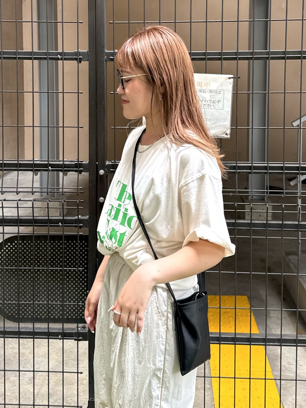 ホワイト系のTシャツ/カットソー、ホワイト系のその他パンツを着用したレディースの夏コーディネートの6枚目の写真