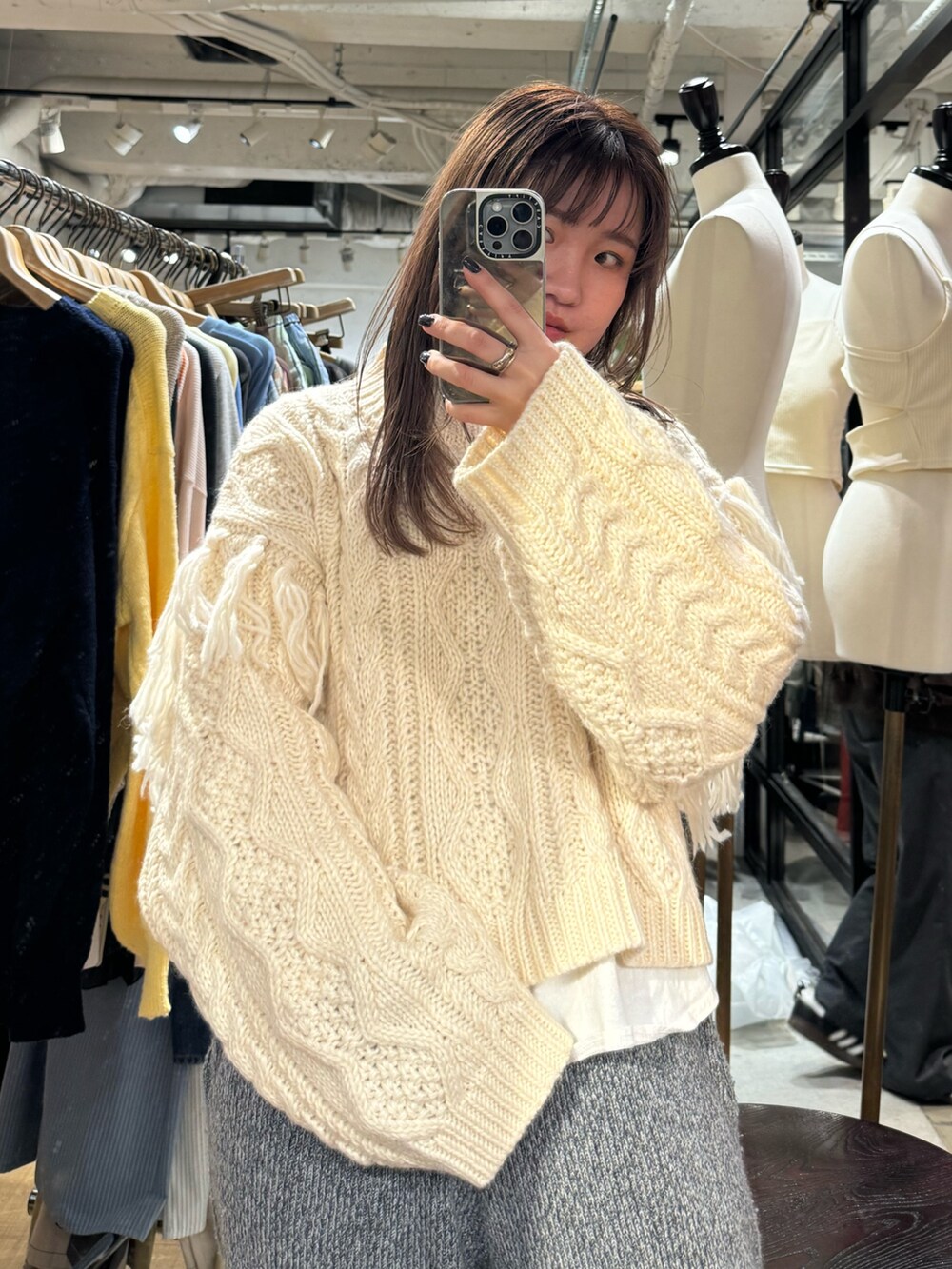 ホワイト系のニット/セーター、ホワイト系のTシャツ/カットソー、グレー系のその他パンツを着用したレディースの冬コーディネートの7枚目の写真