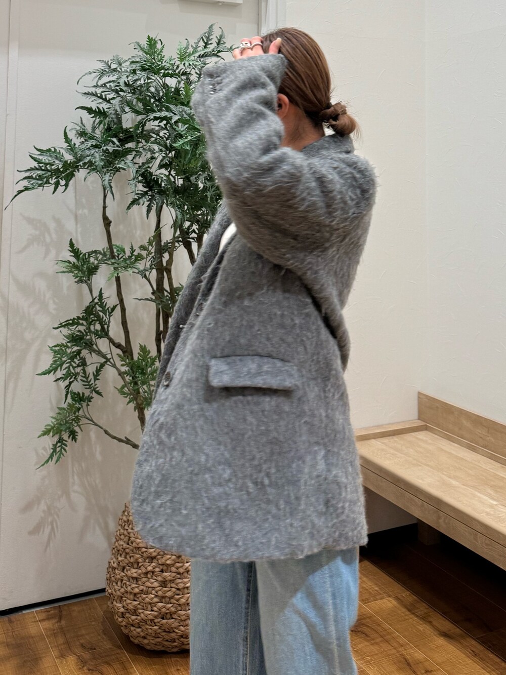 グレー系のテーラードジャケット、ブルー系のデニムパンツ、ホワイト系のニット/セーターを着用したレディースの秋コーディネートの5枚目の写真