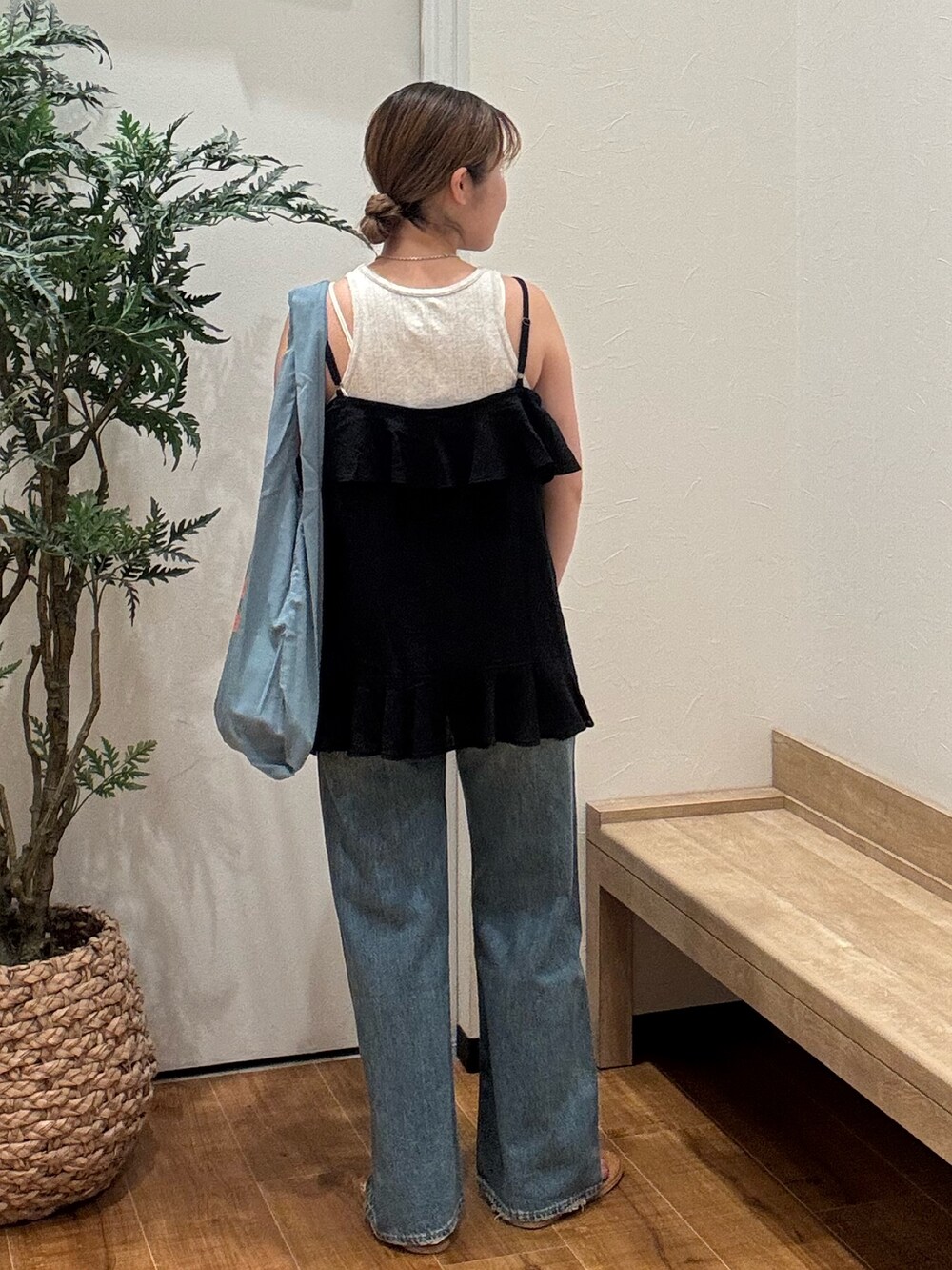 ブラック系のキャミソール、グレー系のタンクトップ、ブルー系のトートバッグを着用したレディースの夏コーディネートの3枚目の写真