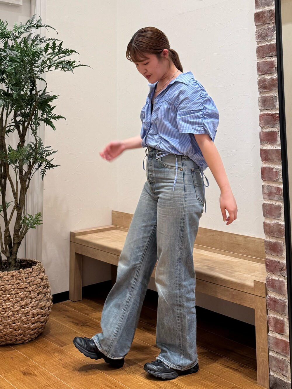 ブルー系のシャツ/ブラウス、ブルー系のデニムパンツを着用したレディースの春コーディネートの2枚目の写真