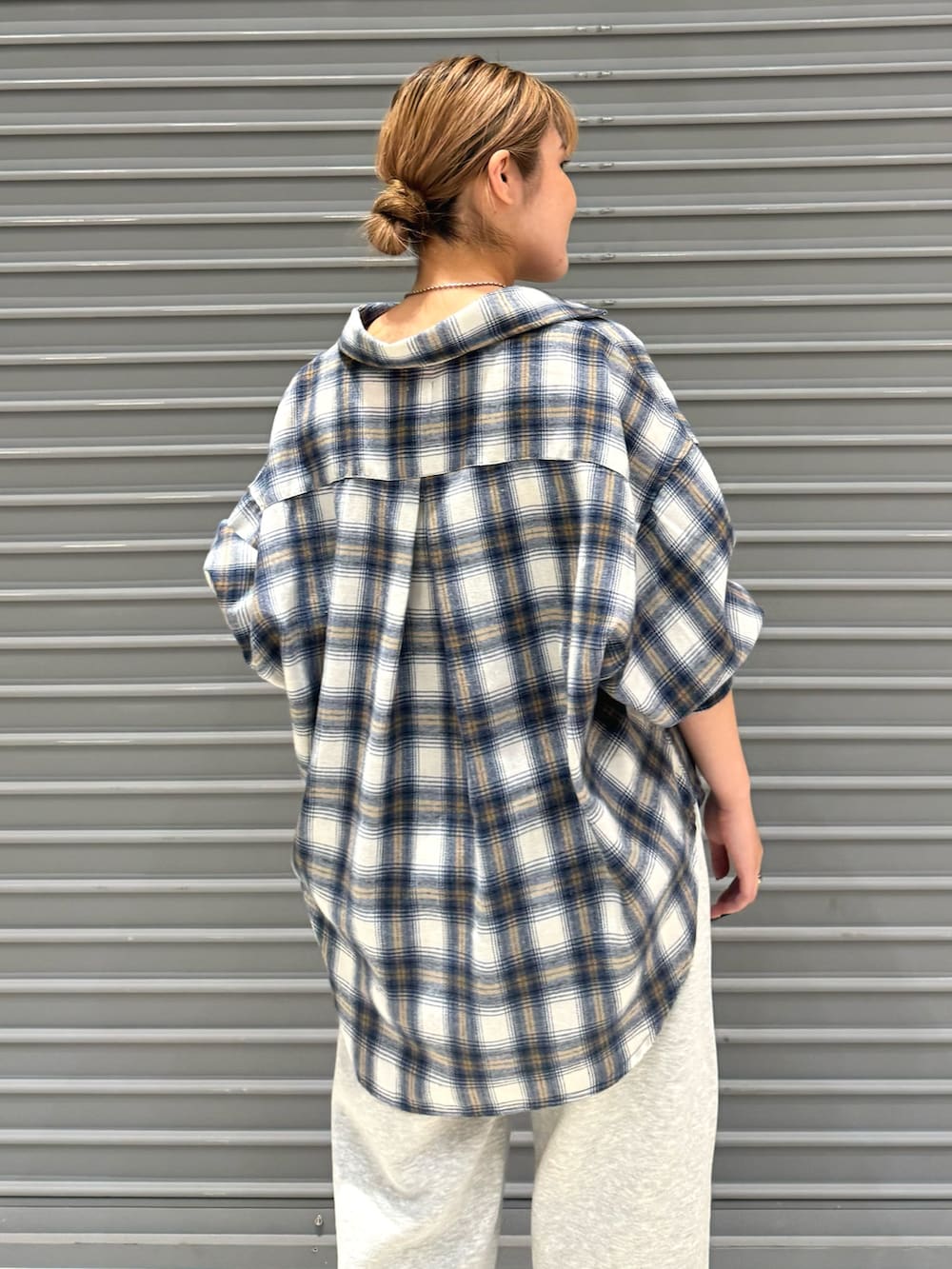 ホワイト系のシャツ/ブラウス、グレー系のスウェットパンツを着用したレディースの秋コーディネートの6枚目の写真