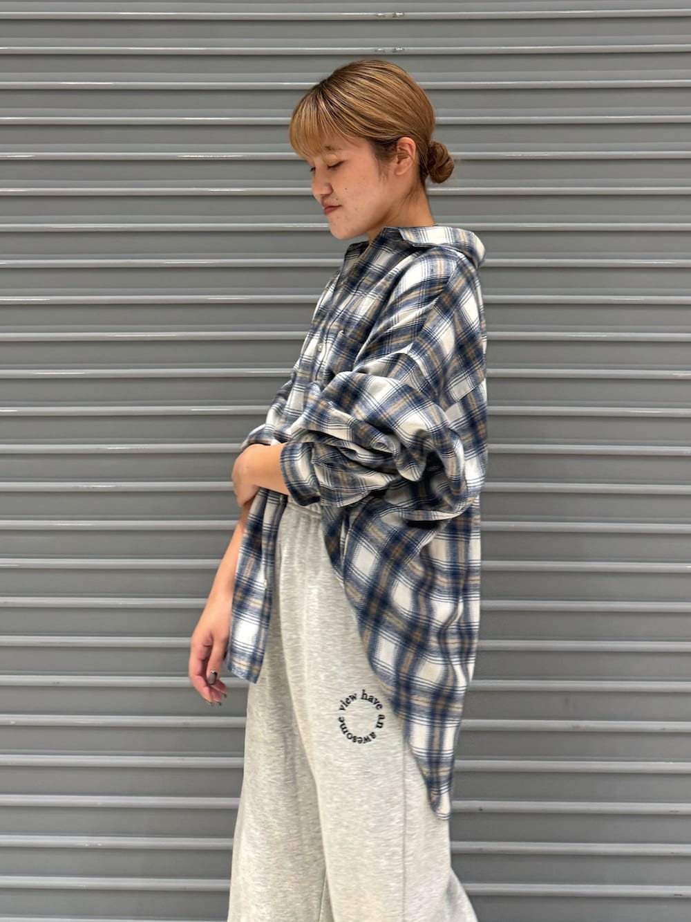 ホワイト系のシャツ/ブラウス、グレー系のスウェットパンツを着用したレディースの秋コーディネートの5枚目の写真