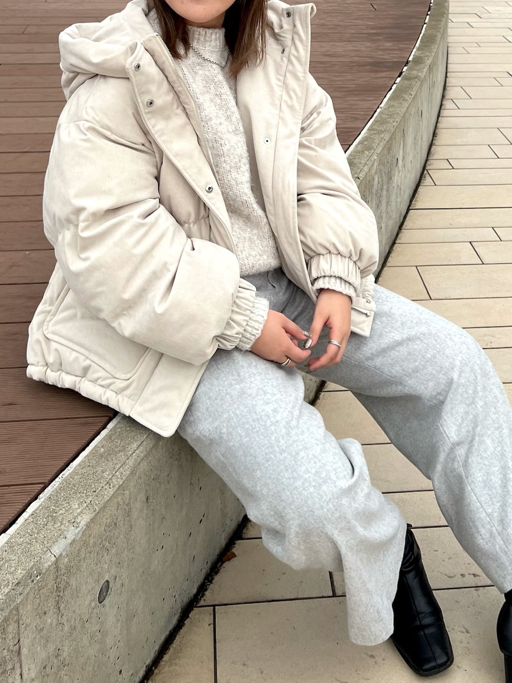 ホワイト系のブルゾン、ホワイト系のニット/セーター、グレー系のその他パンツを着用したレディースの冬コーディネートの4枚目の写真