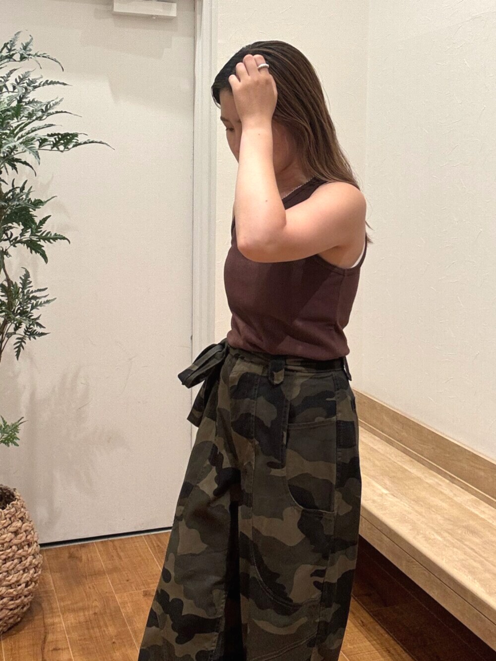 ブラウン系のタンクトップ、その他のその他パンツを着用したレディースの夏コーディネートの5枚目の写真